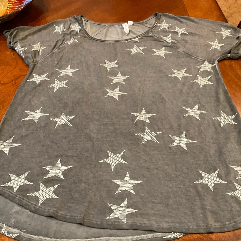 Cable & Gage lightweight, Semi Sheer Top, grey with white stars, short sleeves - Picture 2 of 8